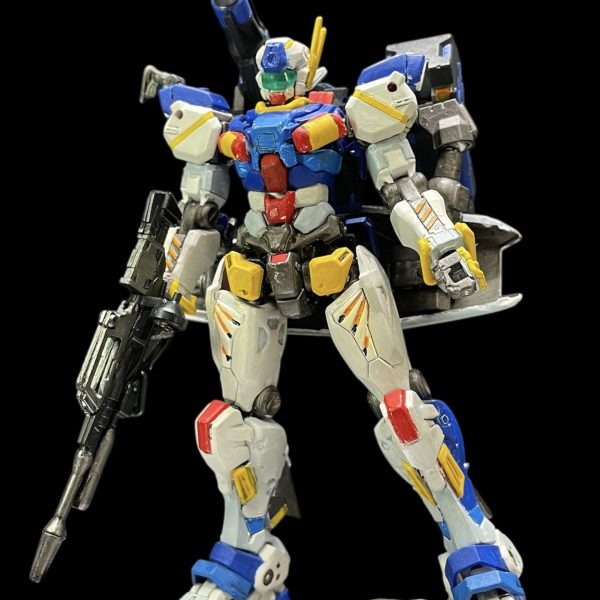 軽キャノンをアレックスのように塗装をしてみました。結構前に塗ったのですが、気に入らず何度か塗り直しているうちに汚くなってしまいました…結局セイラさん専用機のような色合いになってしまいますね。ミサイルランチャー含めバックパックがモッサリしていますが、普通の軽キャノンですとアレックスのようなバケモノにはならないので今回はこのまま進めます。唯一のアレックス要素のシールドに赤いガンダムみたいな縁取りを加えて、連邦の十字マークを加えました。アレックスのデカールを貼ればきっとアレックスに見えるはず…（7枚目）