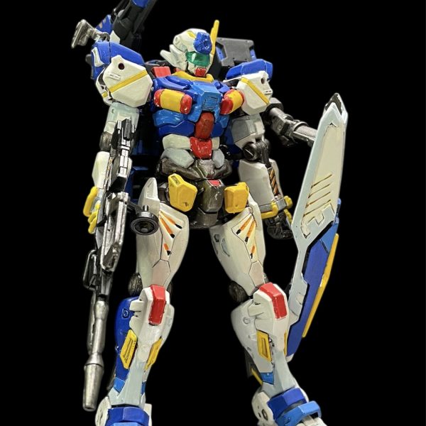 軽キャノンをアレックスのように塗装をしてみました。結構前に塗ったのですが、気に入らず何度か塗り直しているうちに汚くなってしまいました…結局セイラさん専用機のような色合いになってしまいますね。ミサイルランチャー含めバックパックがモッサリしていますが、普通の軽キャノンですとアレックスのようなバケモノにはならないので今回はこのまま進めます。唯一のアレックス要素のシールドに赤いガンダムみたいな縁取りを加えて、連邦の十字マークを加えました。アレックスのデカールを貼ればきっとアレックスに見えるはず…（6枚目）