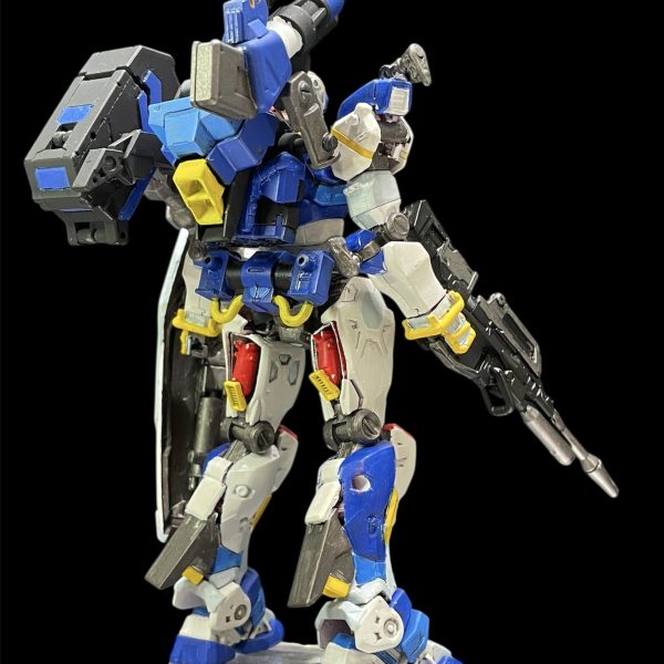 軽キャノンをアレックスのように塗装をしてみました。結構前に塗ったのですが、気に入らず何度か塗り直しているうちに汚くなってしまいました…結局セイラさん専用機のような色合いになってしまいますね。ミサイルランチャー含めバックパックがモッサリしていますが、普通の軽キャノンですとアレックスのようなバケモノにはならないので今回はこのまま進めます。唯一のアレックス要素のシールドに赤いガンダムみたいな縁取りを加えて、連邦の十字マークを加えました。アレックスのデカールを貼ればきっとアレックスに見えるはず…（5枚目）