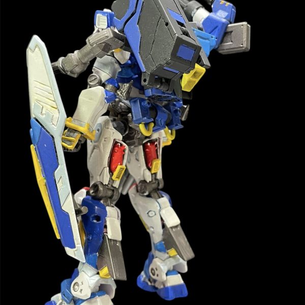 軽キャノンをアレックスのように塗装をしてみました。結構前に塗ったのですが、気に入らず何度か塗り直しているうちに汚くなってしまいました…結局セイラさん専用機のような色合いになってしまいますね。ミサイルランチャー含めバックパックがモッサリしていますが、普通の軽キャノンですとアレックスのようなバケモノにはならないので今回はこのまま進めます。唯一のアレックス要素のシールドに赤いガンダムみたいな縁取りを加えて、連邦の十字マークを加えました。アレックスのデカールを貼ればきっとアレックスに見えるはず…（4枚目）