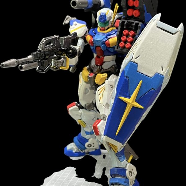 軽キャノンをアレックスのように塗装をしてみました。結構前に塗ったのですが、気に入らず何度か塗り直しているうちに汚くなってしまいました…結局セイラさん専用機のような色合いになってしまいますね。ミサイルランチャー含めバックパックがモッサリしていますが、普通の軽キャノンですとアレックスのようなバケモノにはならないので今回はこのまま進めます。唯一のアレックス要素のシールドに赤いガンダムみたいな縁取りを加えて、連邦の十字マークを加えました。アレックスのデカールを貼ればきっとアレックスに見えるはず…（2枚目）