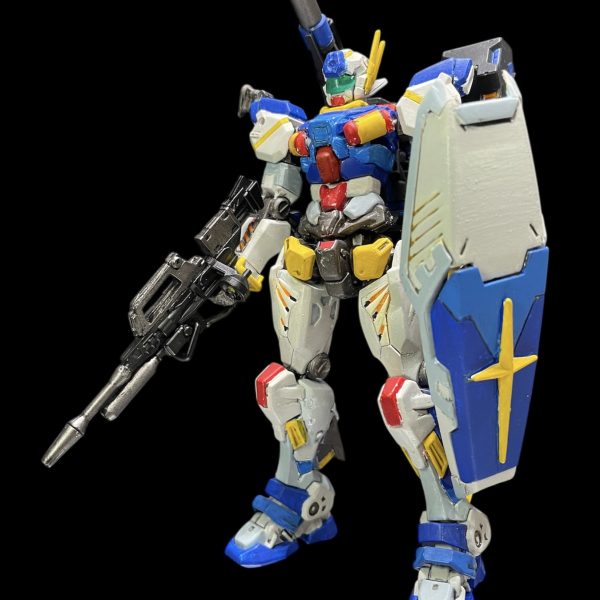 軽キャノンをアレックスのように塗装をしてみました。結構前に塗ったのですが、気に入らず何度か塗り直しているうちに汚くなってしまいました…結局セイラさん専用機のような色合いになってしまいますね。ミサイルランチャー含めバックパックがモッサリしていますが、普通の軽キャノンですとアレックスのようなバケモノにはならないので今回はこのまま進めます。唯一のアレックス要素のシールドに赤いガンダムみたいな縁取りを加えて、連邦の十字マークを加えました。アレックスのデカールを貼ればきっとアレックスに見えるはず…（3枚目）