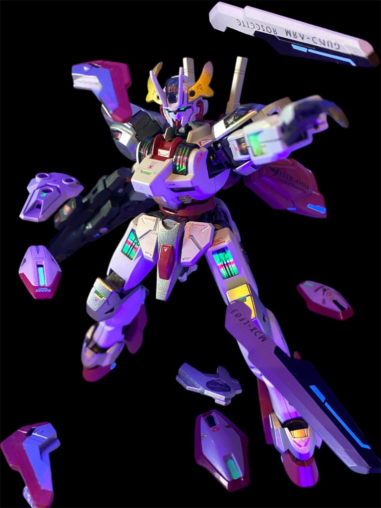 次の瞬間、ローゼッテのシェルユニットには独特の発光パターンが光ったのだが、それは、かつてのエアリアルのものに酷似していた。左腕に装備されたシールドは瞬時に展開したかと思うと、11の群体攻撃端末に変化して、攻撃に全力を投じていたダリルバルデの隙を突く。「何！ガンビットだと⁉︎」ザラマンデルに装備された防御用ドローンが即座に反応するが、ビットステイヴの反応速度は、それを遥かに上回った。「ひとつ！ふたつ！！」