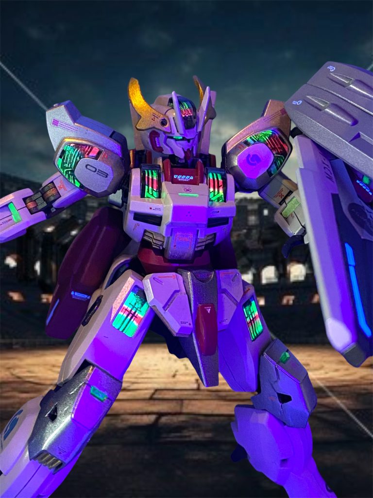 観客たちが口々にミオミオの批評を呟き出した時、ミオリネの脳裏には、かつて学園での決闘で、自らエアリアルを操縦してグエルに挑んだ時の記憶が想い出されていた。 「あの時だったわね。初めてスレッタに守ってもらったのは…でも今は、今度は私が少しは返すって決めたの。いつまでも性に合わないヒロインを演じ続けるのはやめる。もう、逃げる事はしない！！！“逃げればひとつ、進めばふたつ”なんでしょ？エリクト！」「そうだよ。やっぱり義母さんのアドバイスも少しは聞くもんでしょ？ジェターク社？の癖が強くてなかなか慣れなかったけど、ようやくこの機体も掴めてきたみたいだ！いくよっ！！」