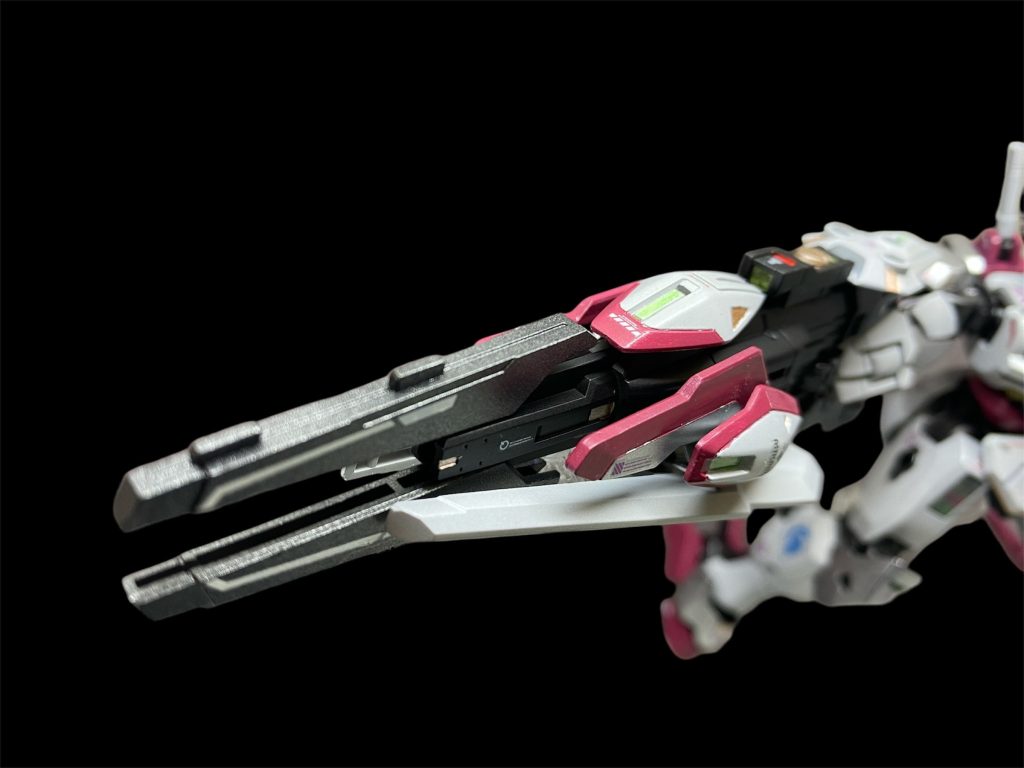 ビームライフルは、エアリアル改修型と同様、ガンビットとの接続で最大出力モード『メガビームライフル』への合体機能を持つ。威力ではエアリアル改修型のものにやや劣るが、原型機で隙となっていた発射までのチャージ時間が大幅に短縮されており、高機動戦闘を行いながら片手でも発射可能など、取り回しが非常に改良されている。