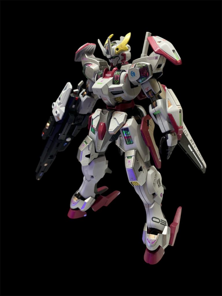 分離させたガンビットを、本体各部のハードポイントに装着し、エネルギーと推進剤の補給を行いつつ、同時に機体の機動力を向上させるビットオンフォーム機構を持つ。