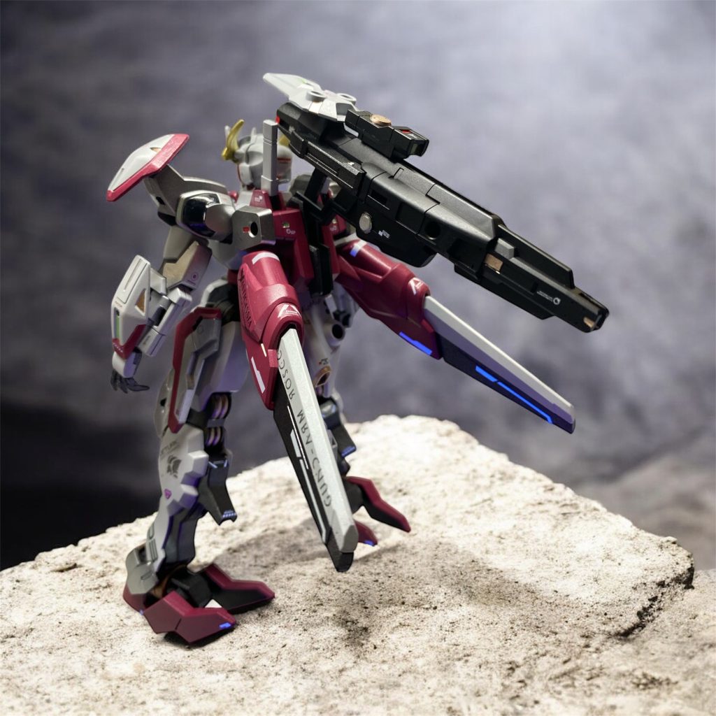 フライトユニットにマウントしたビームライフルとテールウイングを展開した高機動形態は重力下での飛行を可能とする程の推力を誇る。