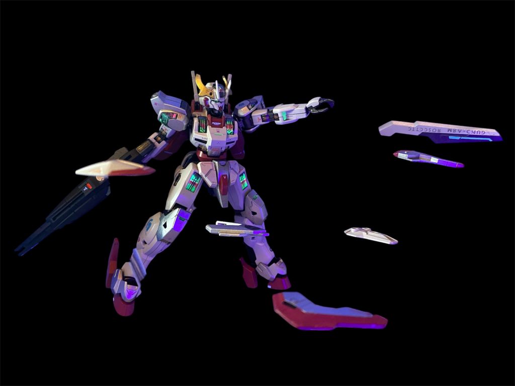 そして、最大の特徴はシュバルゼッテが装備していた多目的プラットフォーム『ガーディアン』ではなく、エアリアルと同型の群体遠隔操作兵装『エスカッシャン』を装備する点である。集合したシールド状態から、各部を分離させ、独立した11機のビットステイヴとしてそれぞれを高度に制御する事が可能。 