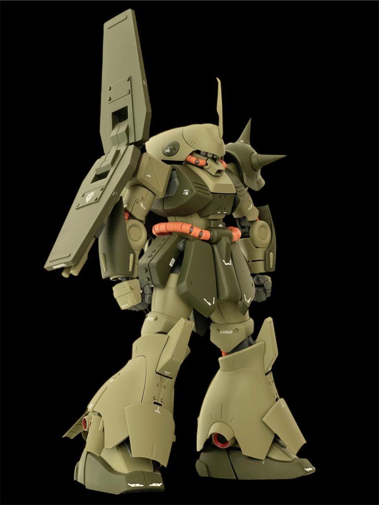 シールド、胸部、脛部などランナー作成によるリベットを入れています。