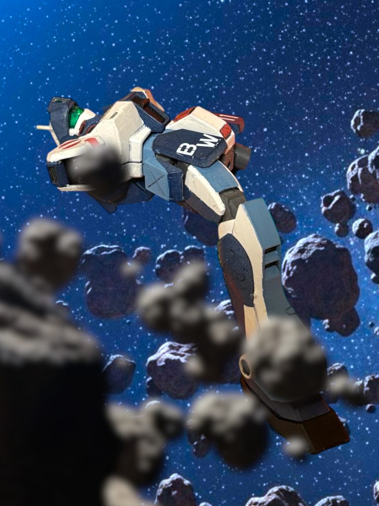 （脇役もいいところじゃないか……。）　すっかり癖になった自嘲気味な表情を浮かべ、アランは宇宙を漂っていた。自分でも、いつやられたか分からない。アイツらのふざけた公開プロポーズを聞かされ、すべて、どうでもよくなった。（はじめから、付け入る隙など、これっぽっちもなかったか……。）　まあ、いいだろう。　アイツのダンスの相手は、これまで嫌と言うほど楽しんできた。「ラストダンスは譲ってやるよ、ヘント・ミューラー……。」せいぜい、彼女の力を、世界に魅せてみろ。「楽しかったぜ、