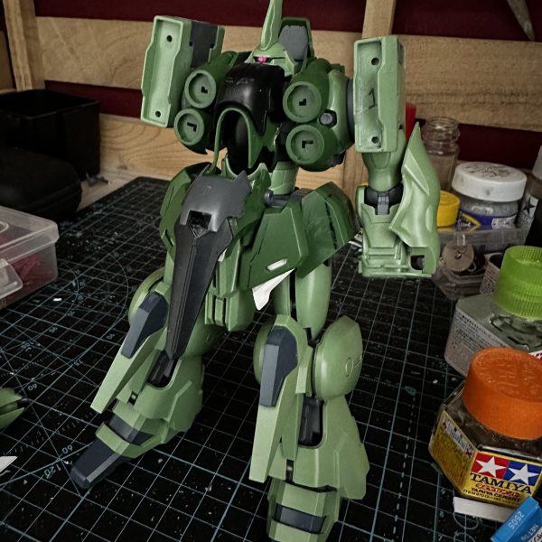 諸先輩方のお知恵もらいつつとりあえず気になる所の大枠変更が完了1、肩のお弁当箱(早弁女子) 縦縮小、テーパー、付け位置3㎜下げ2、胸周り 末広に(気を付け出来ない子に…)3、足 太ましく4、股(オムツ) 上に短く、段を無くす5、カラスのクチバシ サザビー盾の残骸に付け替え、後ほどパテで一体化します6、腰回りのアーマー フロント拡張、馬鹿みたいにでかい左右は削ってスマートに筋彫りと塗装の修行のつもりがやっぱり普通に作れず。ってかくそ重バインダーを支える割にはフレームが軟すぎて仮組み外すタイミングで破損、プロポーション修正ついでに1.5mmプラ板でガチガチにしてやった。(2枚目)