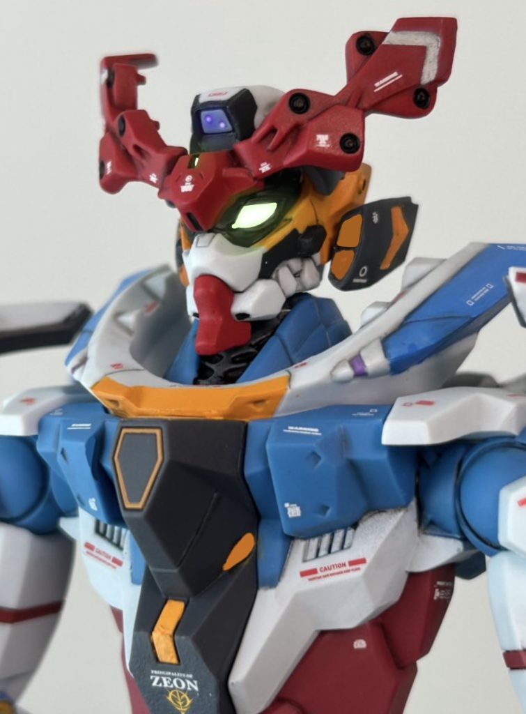 バストアップポメラニアンズのマーキングを上からグレーで塗装し、ジオンの水転写デカールを貼っています