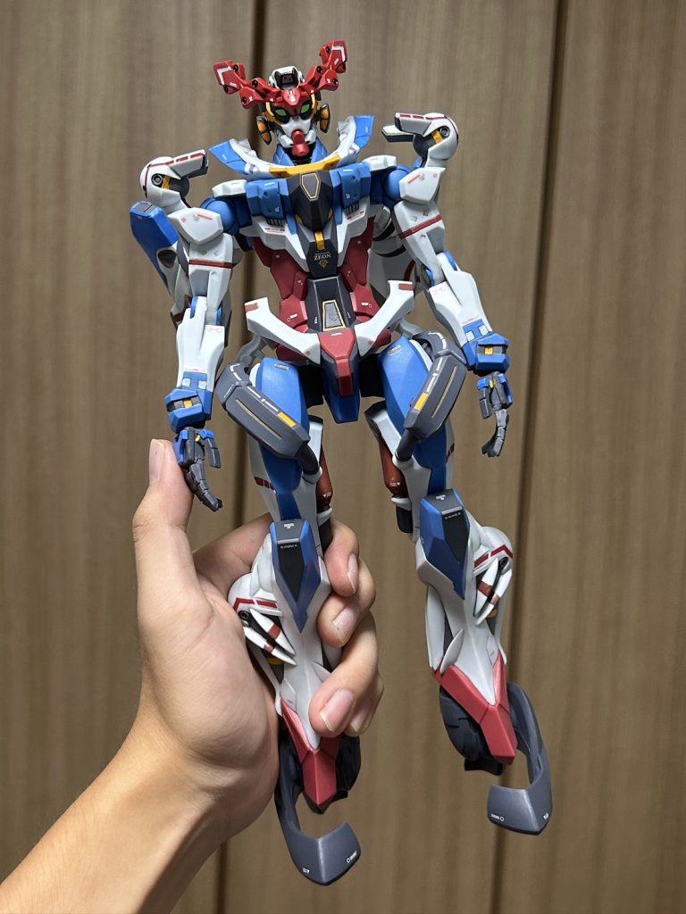 早速ですが商品そのままと塗装後の比較ですこう見るとかなり印象変わったんじゃないかなと思います今回やったことは、部分塗装、水転写デカール、つや消しトップコートです