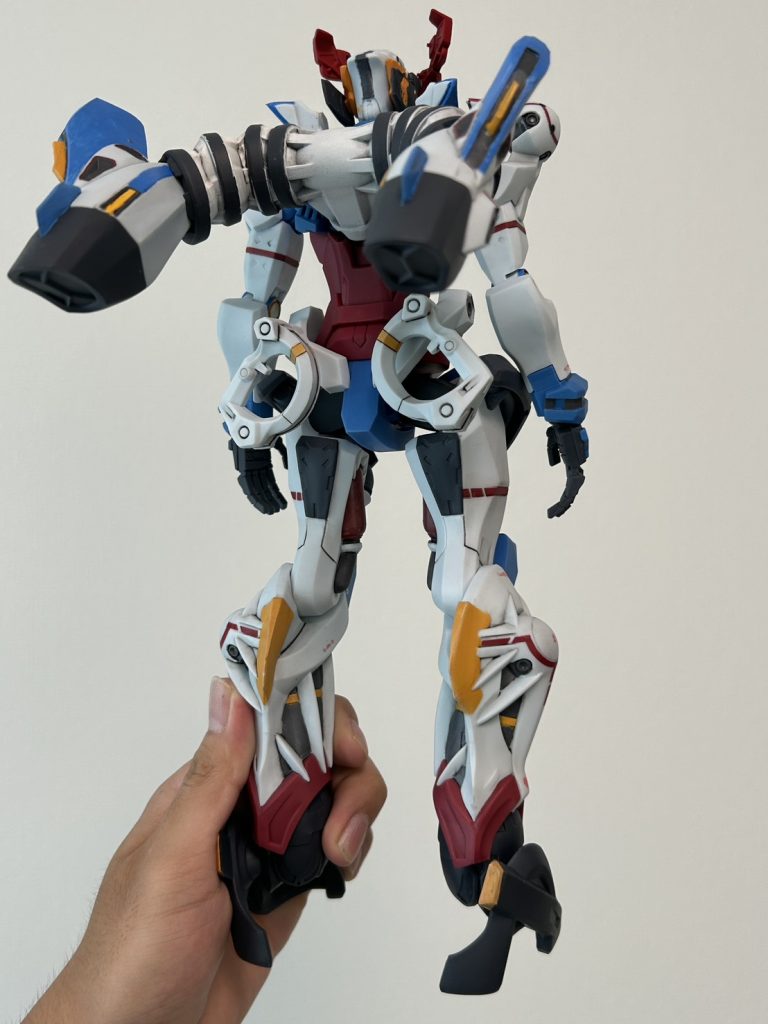 塗装前の後ろ姿を取り忘れていたので写真をお借りして比較後ろ姿もかなり色が足りてないのがわかると思います。特にバックパックは真っ白で、ブースターに繋がるチューブ（？）の部分はマスキングしてホワイトサーフェイサーで一気に塗りました 