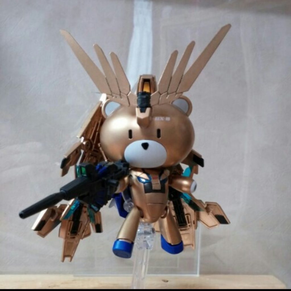 おまけリペイント前の写真です。当時、SDフェネクスとミキシングした「フェネクマ」です。手軽にミキシングできた頃が懐かしいです・・・また、昔のように店頭で好きなキットを買える時代が来るといいですね(zaku-kao4)