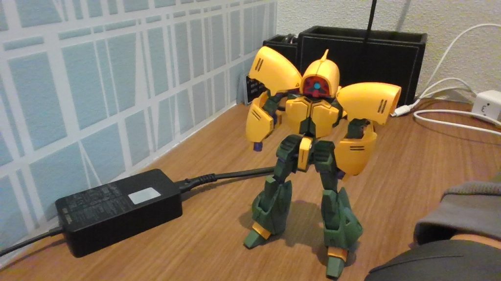 それにしても、変形後はまとまりすぎ、MS形態時は絶妙なデザインで、超決まってるデザインですね。