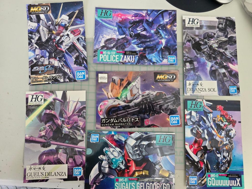 作品名：箱のカード化してますか？<p>SNSで見かけた箱のカード化。トレーディングカードは難しそうなのでポストカード化に挑戦。これでポストカード入れにしまえる。 息子ちゃんもがんばってトライ。同じHGでも、なんか魔女シリーズのハズレ感も楽しい。GQUUUUU […]</p>
