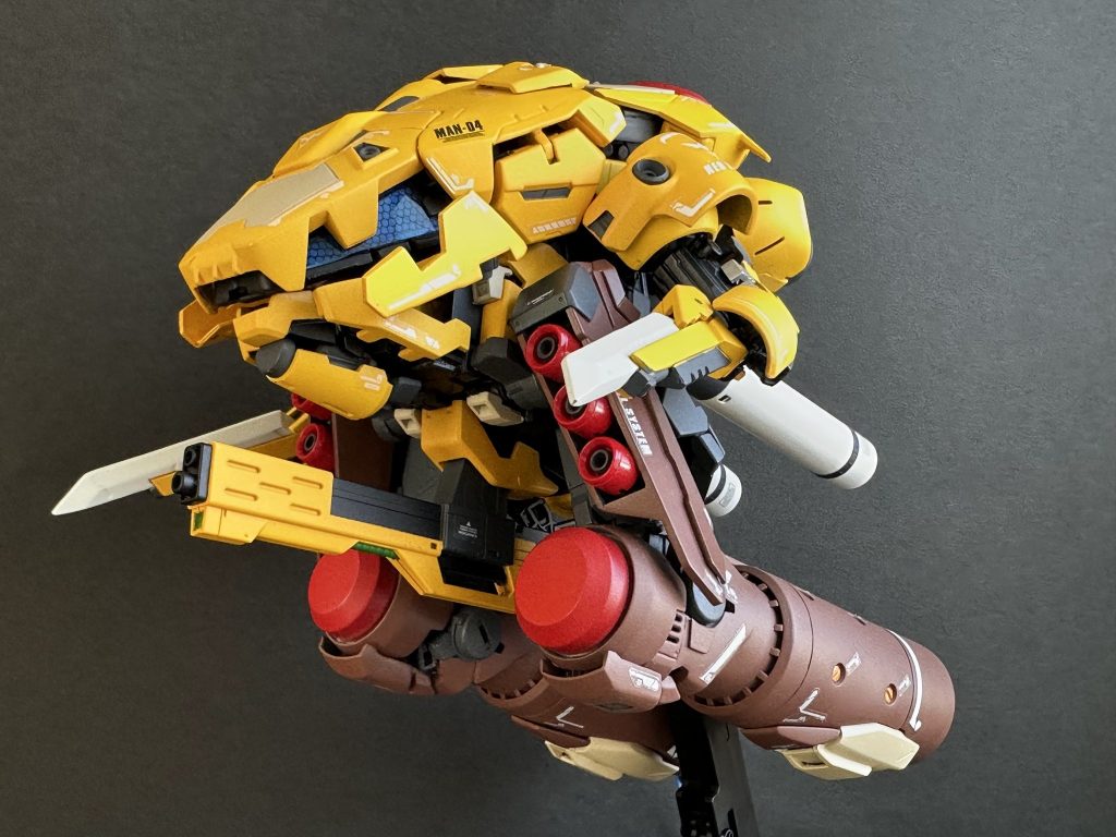 欠点とされた姿勢制御も各所にスラスターを増設、左右方向で悩んだが逆シャア時代流行りの肩バーニアがあるやんと作り込み。ベースのRGサザビーとも相待ってコンポーネントを共通化し異なる運用を想定したMA機体って事に。型式もSとAのみのが違いで兵装も共用可能。