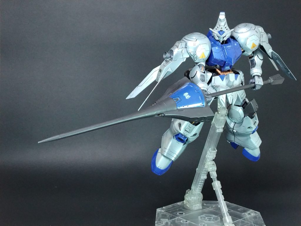 武器を構えて「両手持ちで、突撃していく」イメージがあり、ランスの柄は両手持ちできる様に、かなり延長しています。全体を写真に納めるのは、結構手間でした。「きれいな写真を撮影する」には、また別の技術が必要です。