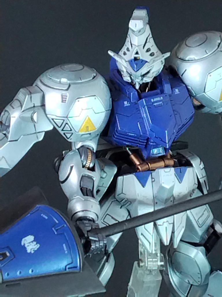 武器を構えて、アップ(1)キャラデカールは、大分前にモデルグラフィックスの付録「鉄血のオルフェンズデカール」から使っています。他、バーニアをHQパーツの金属パーツに変えたり、ガンダムフレームのパイプ類は、スプリングに変えたりと、バルバトス6形態でやっている内容と同じことをしています。