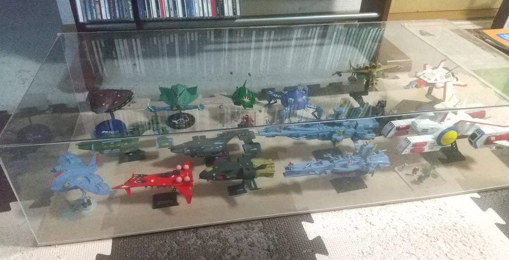 埃対策としてアクリルケースが欲しかったのですが、市販のものは高いのとちょうど良いサイズ(幅80㎝、奥行34㎝、高さ18㎝)がなかったのでアクリル板(サンデーPET)で自作しました。底板はホームセンターでカットして貰ったMDF材と使っています。