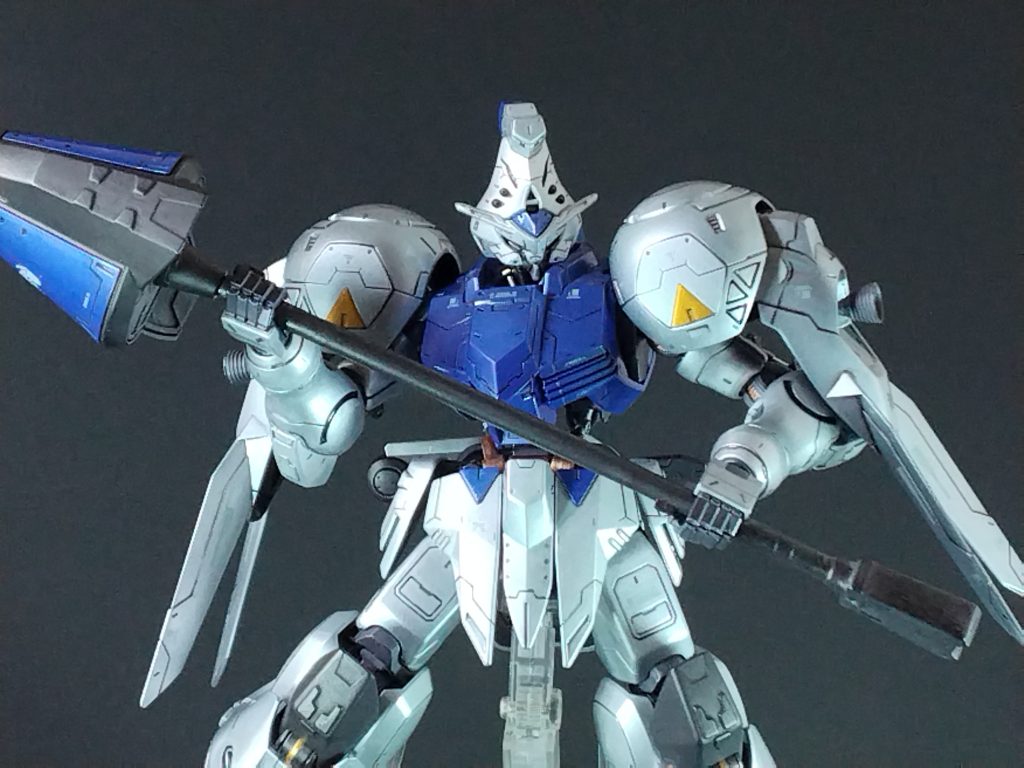 武器を構えて、アップ(2)塗装は、下記を使用しています。シルバー:ガイアノーツ パールシルバーメタリックブルー:ガイアノーツ スターブライトシルバー+クリアーブルー混色ゴールド:ガイアノーツ スターブライトゴールドフレーム類:GSIクレオス Mr.メタルカラー アイアンランス:GSIクレオス Mr.メタルカラー ダークアイアン