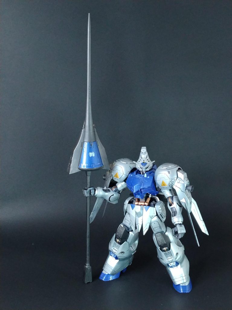 ランスを構えての立ちポーズ両手持ちしている時は、あまり気にならないんですが、片手持ちの直立ポーズにすると、かなり違和感を感じると思います。正直なところ「間抜けなことをしたなあ」と反省しています。やはり、慣れないオリジナルはするものじゃないな(笑)