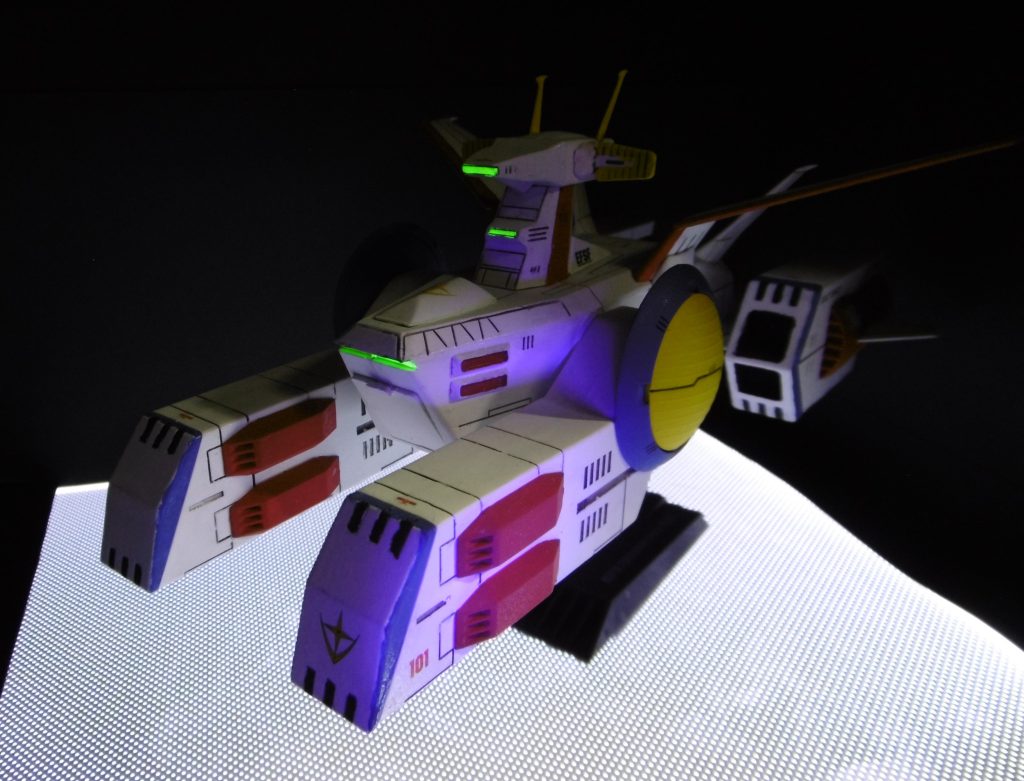 合わせ目消しが必要な箇所が多く少々手間がかかりました。また左後ろのエンジンが乗っている羽根がスミ入れした時に折れてしまい、瞬間接着剤で補修しました(gundam-kao5)