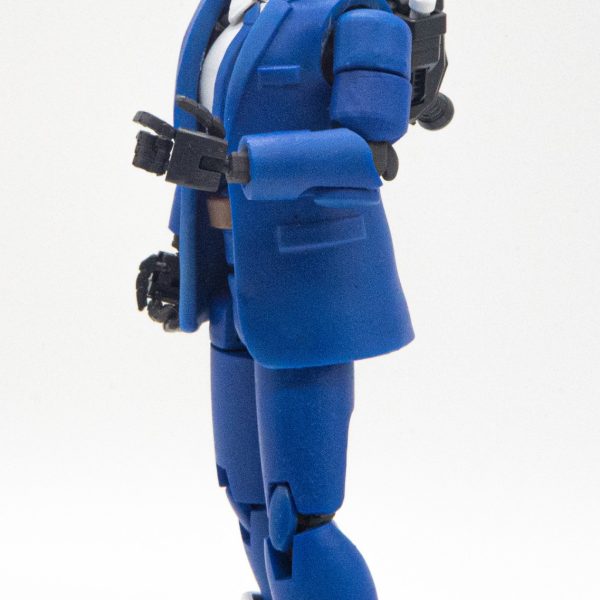 企業に生きるガンダムのストップモーションを撮りたくて日々空いた時間に制作しています。やっぱりスーツは柔らかい素材じゃないとダメでした。使用部位はRGガンダムver01です。素体はセリアの戦闘フィギュアなのでグリグリ動く予定です。目は光ります。（2枚目）