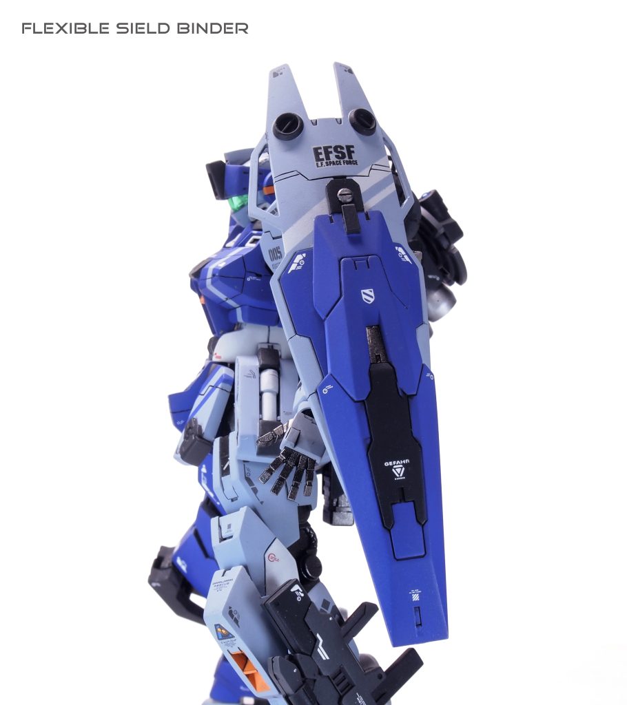 盾。狙撃ポーズの妨げにならないよう背面からアームで接続する方式に変更しています。キットのものにルブリスウルのものを重ねて、プラ材などで整合性を持たせています。