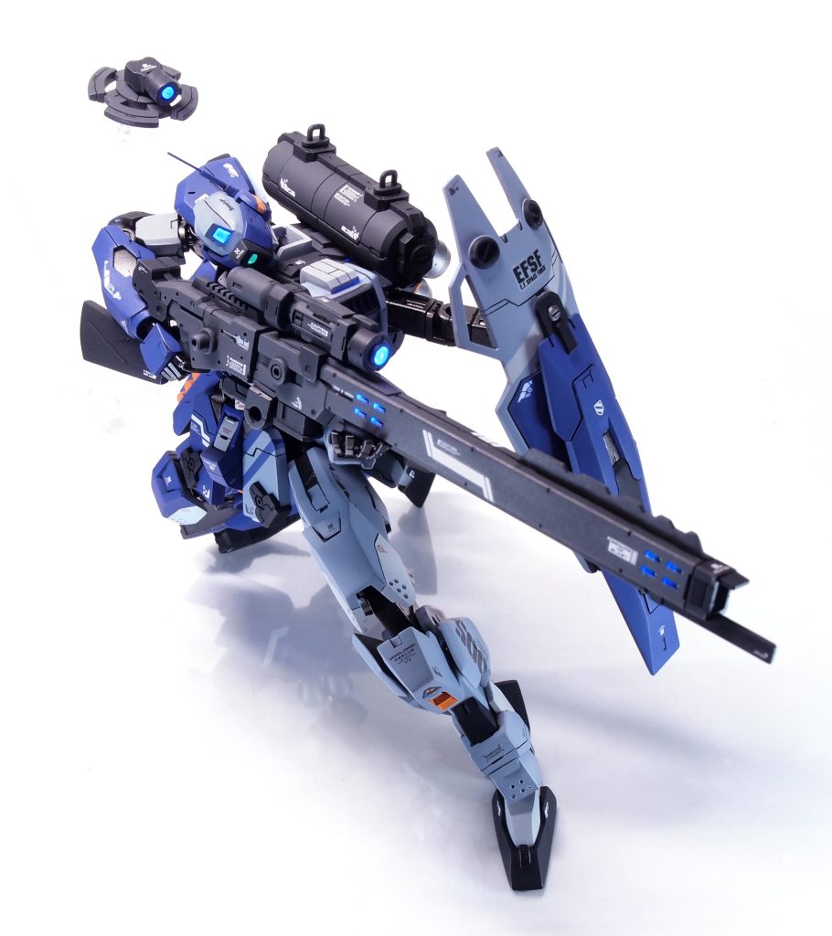 狙撃ポーズ。これが今作の目玉。キットのままではまともに狙撃ポーズが取れないのでミキシングしながら可動工作も意識してカッコイイスナイピングポーズを取れるよう調整を重ねました。後ろに飛んでいるのは30MMパーツで作ったスポッタードローンです。かわいい(gundam-kao3)