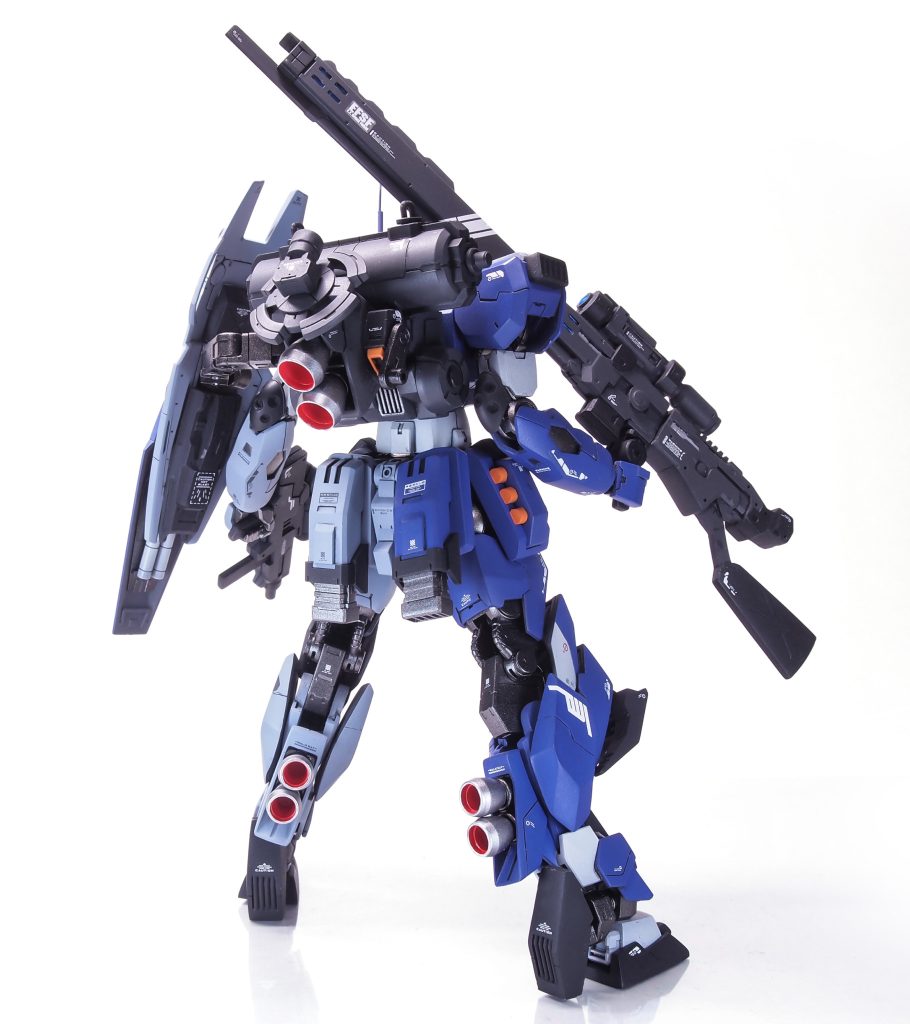 リアビュー。バックパックは30MMのパーツの上にジムスナイパーIIのものを接続、その他もろもろでデコレーションしています。バーニア類は30MMのものにフチ薄加工など施しています。