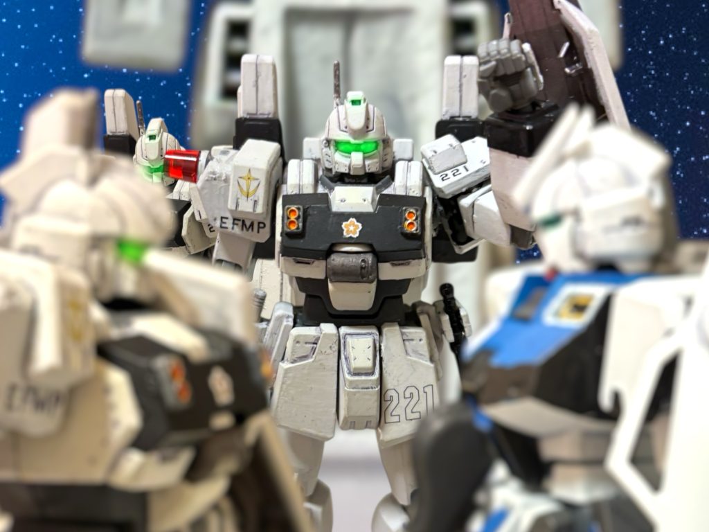 『おアツいところ申し訳ございませんがぁ〜……。』　回線に、アンナ・ベルクが割り込む。『そろそろ作戦打ち合わせ、してもいいかなぁ？』　アンナは、結局ブライトマンの味方をした。最後の最後、連邦本部の諜報員という立場を隠れ蓑に、ヘントとカイルの死を偽装するための芝居に協力したのだ。（いい芝居だったでしょ？退役したら、この美貌を生かして女優にでもなろうかな。）宿舎からの脱出の最中、へらへらと笑いながら、そんなことも言っていた。『心配かけてごめんね。』ミヤギに、向けて言う。「いえ、