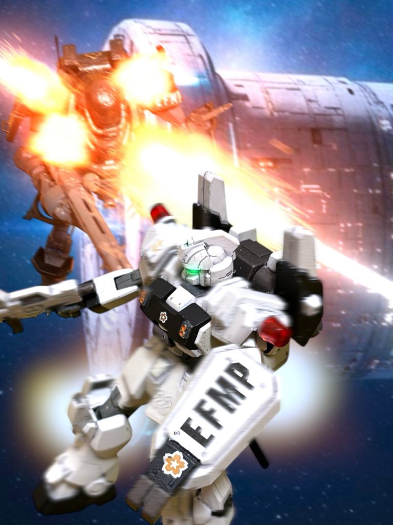 （ヘント——！）　聞こえた——「来たか、キョウ！」『なにっ！？』ヘントが叫び、思い切り機体を後退させるのと、バギーがプレッシャーを感じ取るとの——そして、遥か遠くから走ったプラズマ光が、もう１機のシュトゥルム・ザックを貫いたのは、同時だった。『すみません、遅くなりました！！』待ちに待った、涼やかで凛とした声が、ヘントのスピーカーに飛び込んでくる。