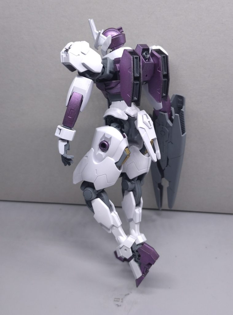 後ろはかなりシンプルな作りスタイルの良さを意識したかったので、張り出しの少ないシンプルなデザインにしました。