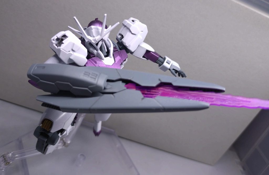 右腕兵装ユニットからは極太ビームを発振することも可能！