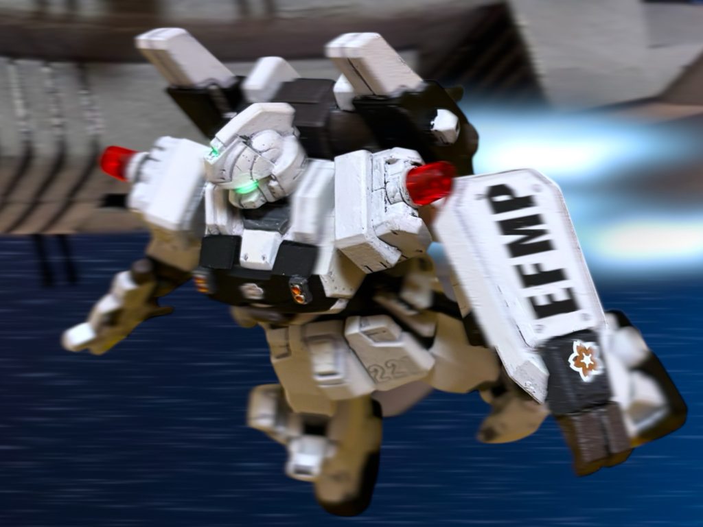 ミヤギからの指示は大体理解したつもりだ。真っ直ぐにマゼランに向かう。マゼラン級は艦体の側面にもブリッジがあり、死角も少ないが、ねらうとしたら艦の下方だ。艦影を有視界に捉えると、下方に潜り込むようにコースをとる。マゼランの巨体の腹に、ビームライフルを数発叩き込んだ。(ヘント……中尉から、聞いていました。若いが、聡明で腕がいい。優秀なパイロットだと。)ここまでの行軍の道すがら、涼やかな声でそう告げられると、こそばゆい気持ちになった。(頼りにしています。)その、涼やかなで凛とした声を聞くと、スロットルレバーを握る手に、俄然力が入ったのを覚えている。(やってやる——!)