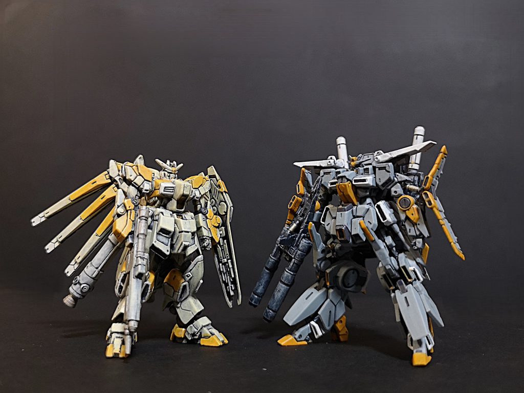 以前、作ったZZとのツーショットどちらもボリュームのある機体ですがHi-νの方がわずかに小さいです。デザインの差もあるでしょうがZZの方が色の差がはっきりしているのでカッチリとした印象ですね。クリーム色をもっと白に寄せてもよかったかなっぁ？？