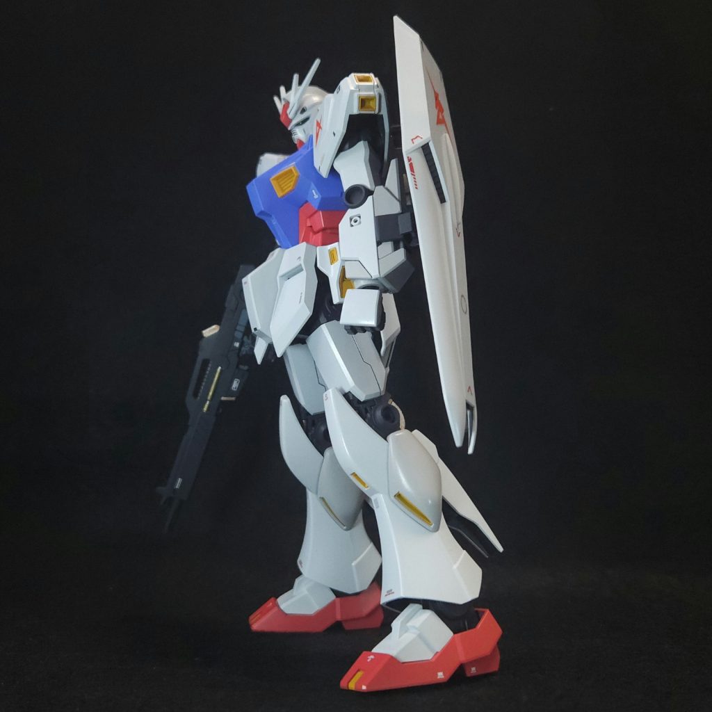 左面シールドにはディテールが少ないため、デカールで情報量を増やしています。