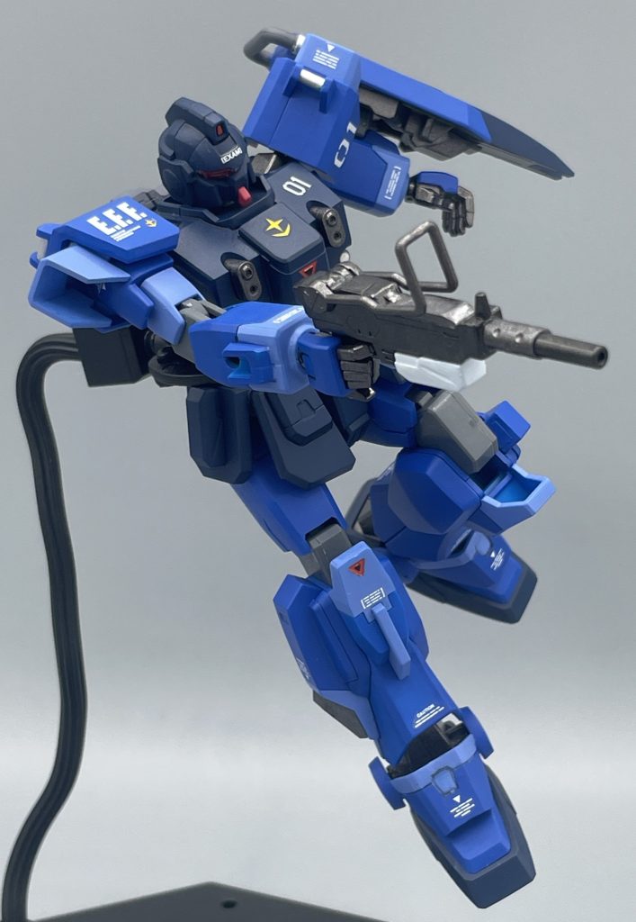 EXAMは、分かりやすく言えばNTをやっつけるために、機体性能を異次元にブチ上げる↑↑というものです。 そのため、当初開発のベース機となっていた「陸戦型ジム」では、EXAM発動時の機体負荷に耐えることが出来ませんでした。 それにより、ベース機体はより上位機である「陸戦型ガンダム」に挿げ替えられますが、肝心のEXAMシステムは既に陸ジムヘッドに埋め込まれていたので、そのまま使用されました。 頭だけ陸ジムで、体は陸ガンという機体設計なわけですね。