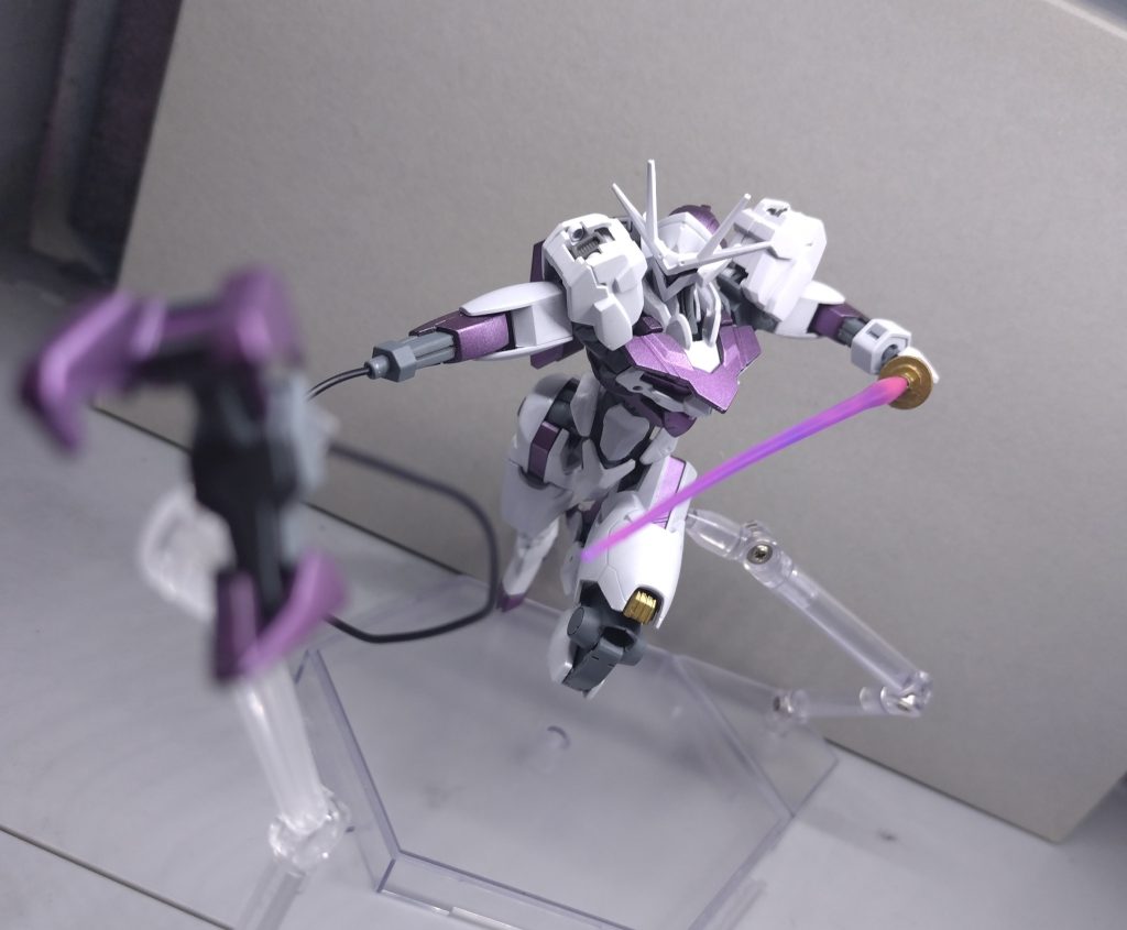 右腕兵装ユニットをクローに換装することもできます。