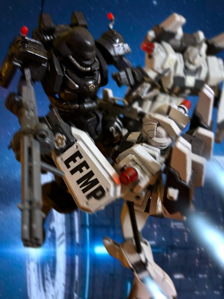 　ヘント・ミューラーが即座に、鋭角な軌道で機体をターンさせ、アンナ機を追うシュトゥルム・ザックに体当たりをする。「構わないでいい！」アンナは通信機に叫ぶ。これでは、あんたも、死ぬ——！『バカ言うな、艦に戻れ！！』ヘント機は近づくと、そっと機体を押す。「ちょっと！」『応急処置を！すぐ出てこい！』言うや、再び機体を走らせる。２機のシュトゥルム・ザックがヘント機を取り囲もうとしている。「死なないでよ！？夢見悪くなるから！」『なら、早く行って、戻ってこい！！』ごめん、と、通信機に呼びかけ、