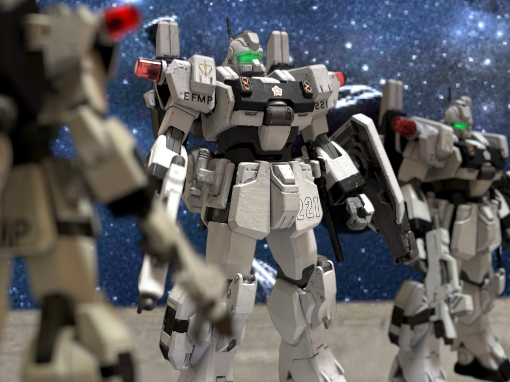 「未確認の艦艇及びMSは武装している。十分に警戒しろ。」　接敵予定地点に近づいてきたので、キャバルリーを３機とも、カタパルト上に上げる。『ミノフスキー粒子の濃度が、上がっていますね。』　カイル・ルーカス曹長が応える。先程から、通信にわずかなノイズが入る。　この先は、ミノフスキー粒子が戦闘濃度で散布されていることが明らかだ。『いつでも仕掛けられるってこと、ね。』　アンナ・ベルク少尉も、珍しく真剣な声を出す。『でも、できればやりあいたくないなぁ。』実戦は疲れるしぃ、と、やはり、すぐにいつも通りの口調に戻る。　レーダー観測は