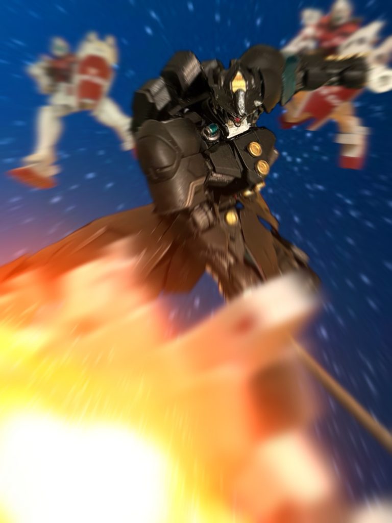 「邪魔だっ！！」迂闊に近づいてきたEFMPのジムを２機、引き裂いてみせた。ティターンズの機体は、新型のくせに遠巻きに見ている。さっきの模擬戦の、つまらない狙撃野郎の部下だろう。指揮官がつまらないクズならば、部下も腑抜けだ。（イライラする……っ！）かわすことはできるが、数がいるのがうっとうしい。こちらも１機では、攻勢に転じられない。