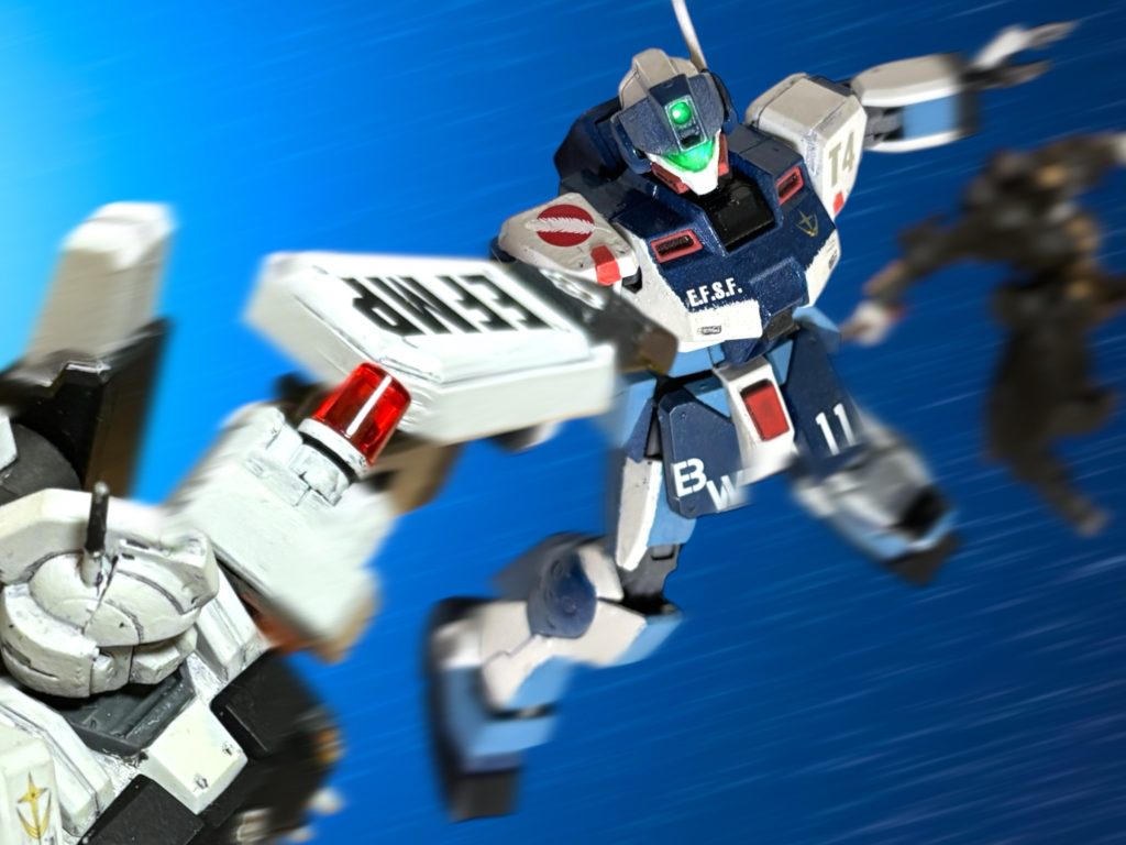 「離れるぞ、キョウ！！」黒い敵機から、自機を離すと、ミヤギの機体も腕を引くようにして連れて行く。　シュトゥルム・ザックが３機、ビームガトリングを容赦なく放ちながら突っ込んできた。敵機は、その火線の隙間を縫うように、ぬるぬると機体をかわした。　ヘントとミヤギの機体は、模擬戦用に武装の出力を抑えている。交戦しても不利だ。二人は急速に、敵機と距離を取る。すれ違うように、