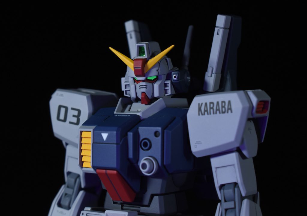 バストアップツインアイは蛍光塗料で塗装しているのでブラックライトで発光します。