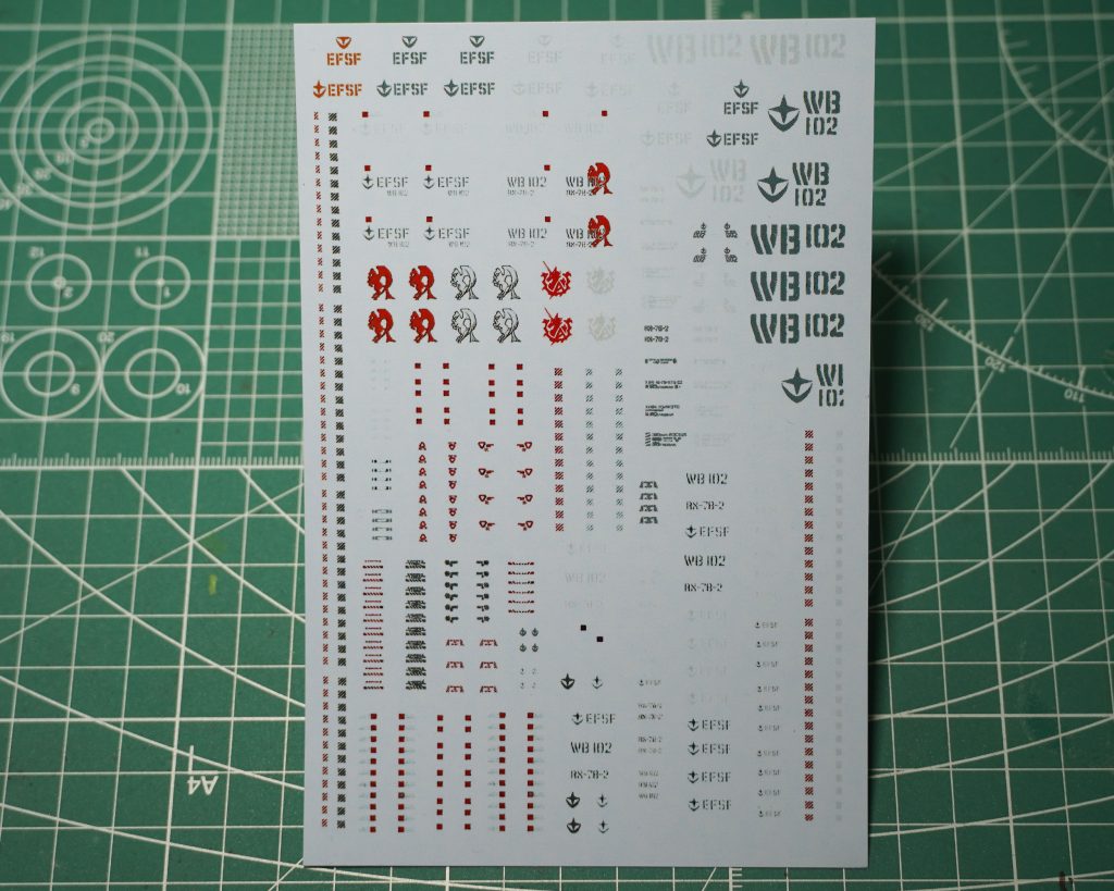 RGガンダム2.0の水転写デカールは現状（2025年）無いので、自作してみました。　薄い色のマークは白っぽくなるかな？と思って試しましたがただ見にくいだけでした。　白色は白専用の処理をしないと無理そうです。