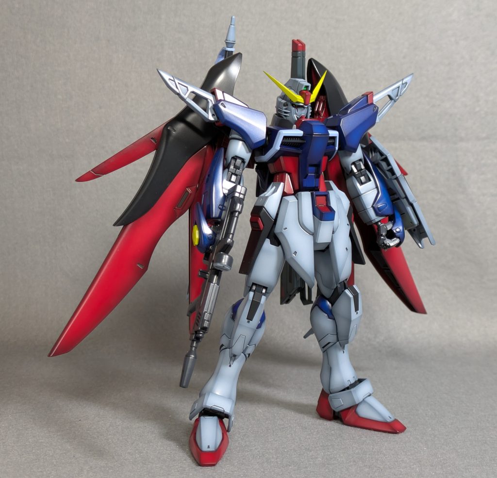 傑作キットと言われるだけありデスティニーの立体物では一番イメージに近い造形だと感じました羽スラスターのグレーのマスキングが少し面倒だったくらいで色分けも優秀です