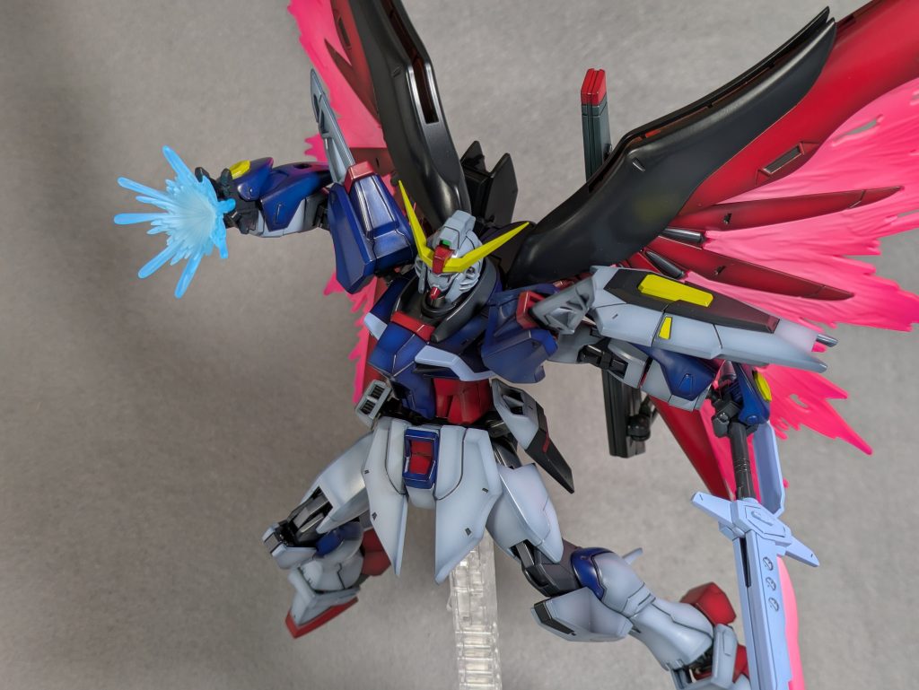 アンテナが2本、スリットのないマスクこれって前作のストライク以外の初期GAT-Xシリーズと同じ意匠にすることで、