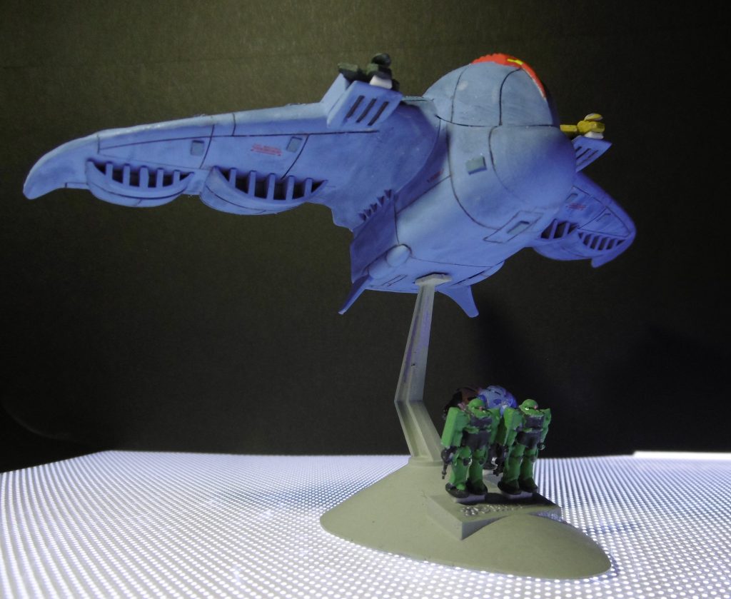 機体の汚し表現は、百均ショップで買ってきたアイシャドウを使いました。ウェザリングマスター等を使ったことがないのでどうかと思いましたが、十分使えました。ちょっと汚し過ぎ感はありますが…(zaku-kao4)